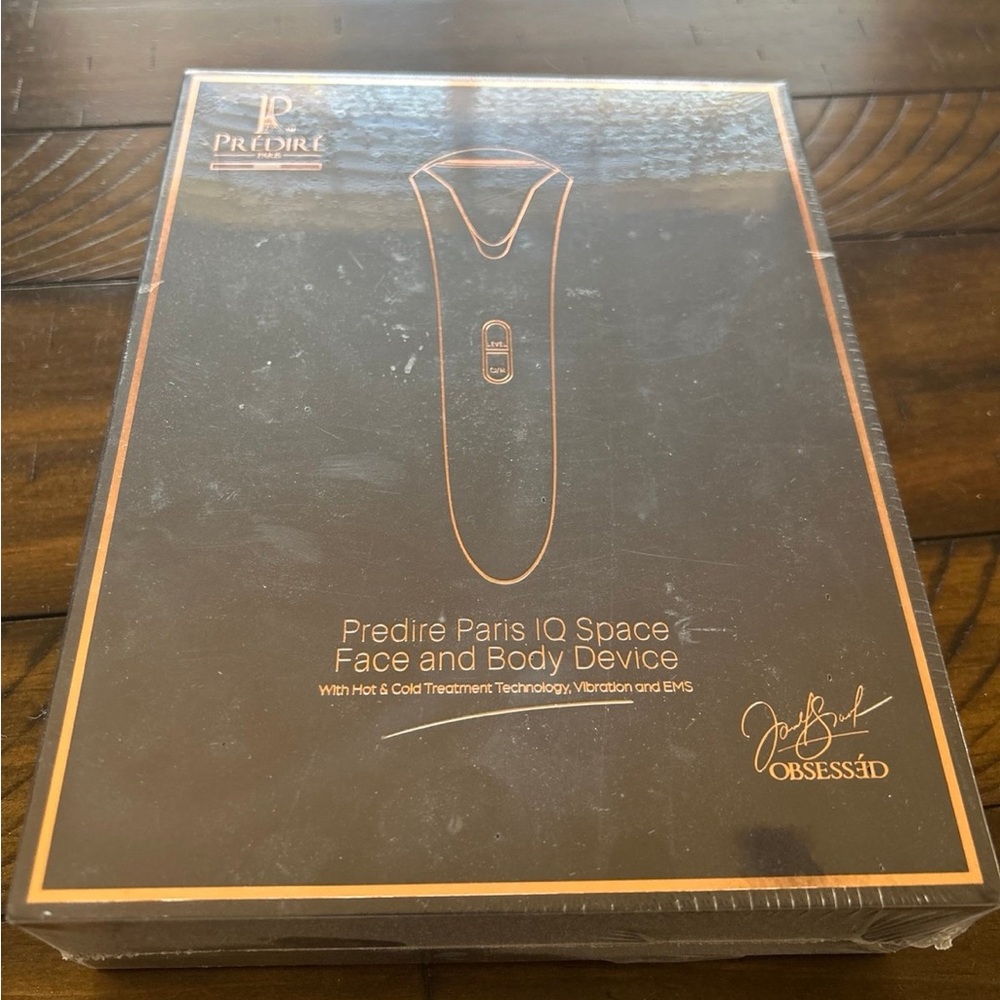 Sleek Black Cell Phone Holder with Minimalist Design